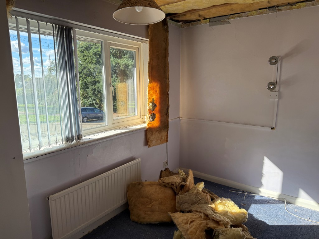 Lot: 137 - SUBSTANTIAL SIX-BEDROOM DETACHED PROPERTY WITH POTENTIAL FOR SUB-DIVISION - Bedroom 3 with window overlooking front driveway